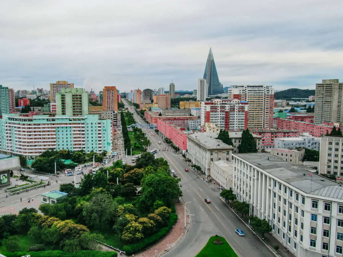 La Russie dans toutes ses splendeurs Arch-of-triumph-view-pyongyang.jpg