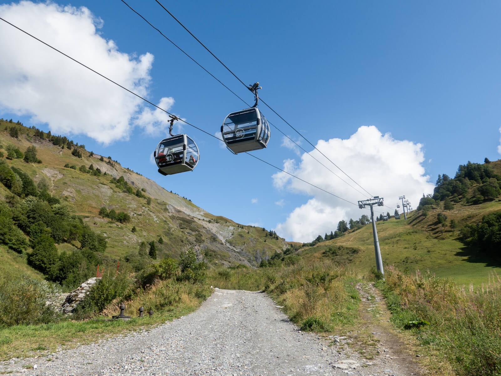 Gondolas leaving Le Tour